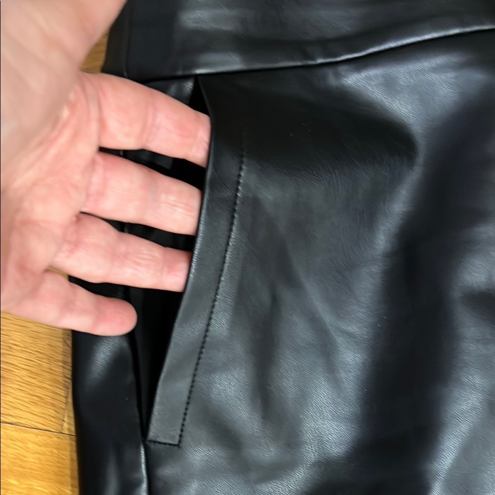 Elegant Black Leather Skirt - Picture 4 of 8